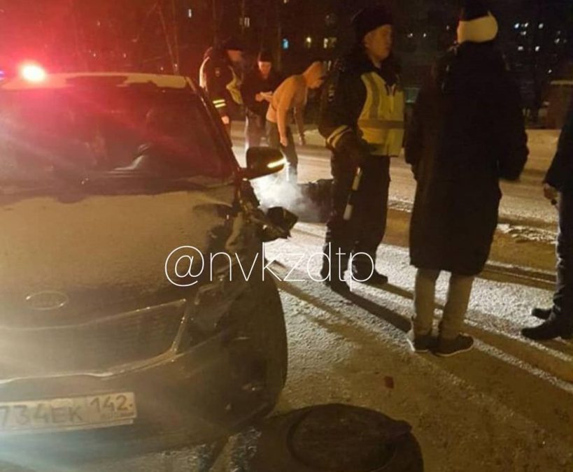 В Новокузнецке автомобиль сбил девушку и слетел с дороги