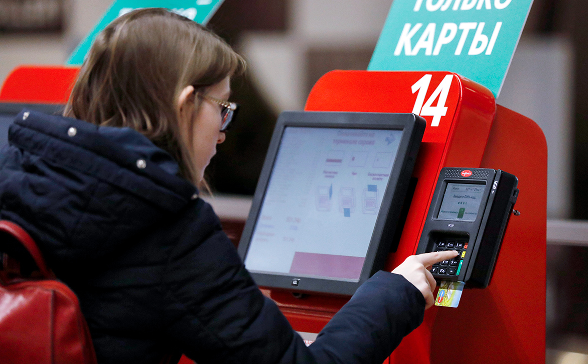 Госдума отложит срок обязательного внедрения оплаты по картам в магазинах