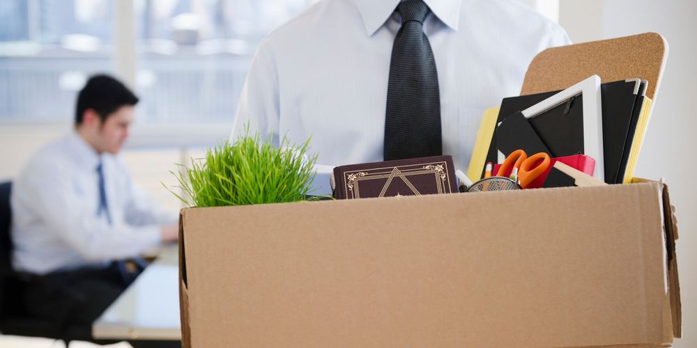 Машина сокращений: кому весной грозит увольнение