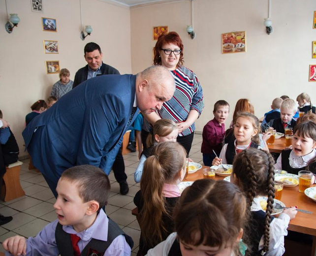 Видео: губернатор и мэр наелись в школьной столовой Новокузнецка