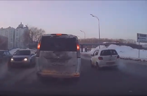 Как попасть в аварию на ровном месте. Новокузнецк Видео аварии