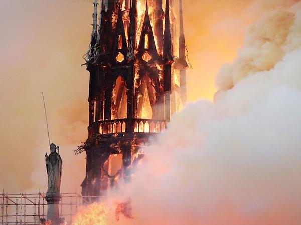 "Горит всё". Что известно о пожаре в Нотр-Дам де Пари