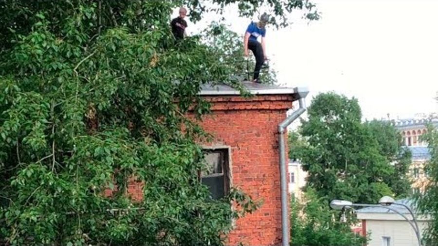В Новокузнецке наказали родителей за спуск детей по водосточной трубе.