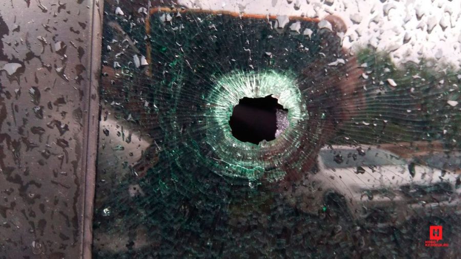 Фото: в Новокузнецке во время вооружённого дорожного конфликта пострадал ребёнок