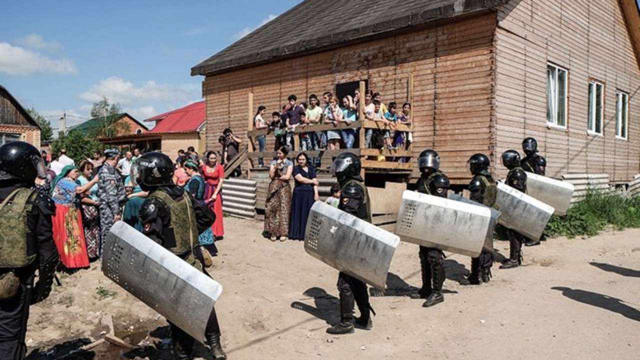 Полиция вторые сутки охраняет дом цыган в Кузбассе от самосуда жителей  деревни — Новости Новокузнецка сегодня, новости дня, последние новости