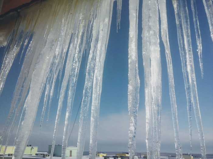 В Новокузнецке мужчина залез на крышу, чтобы самому убрать снег и сосульки