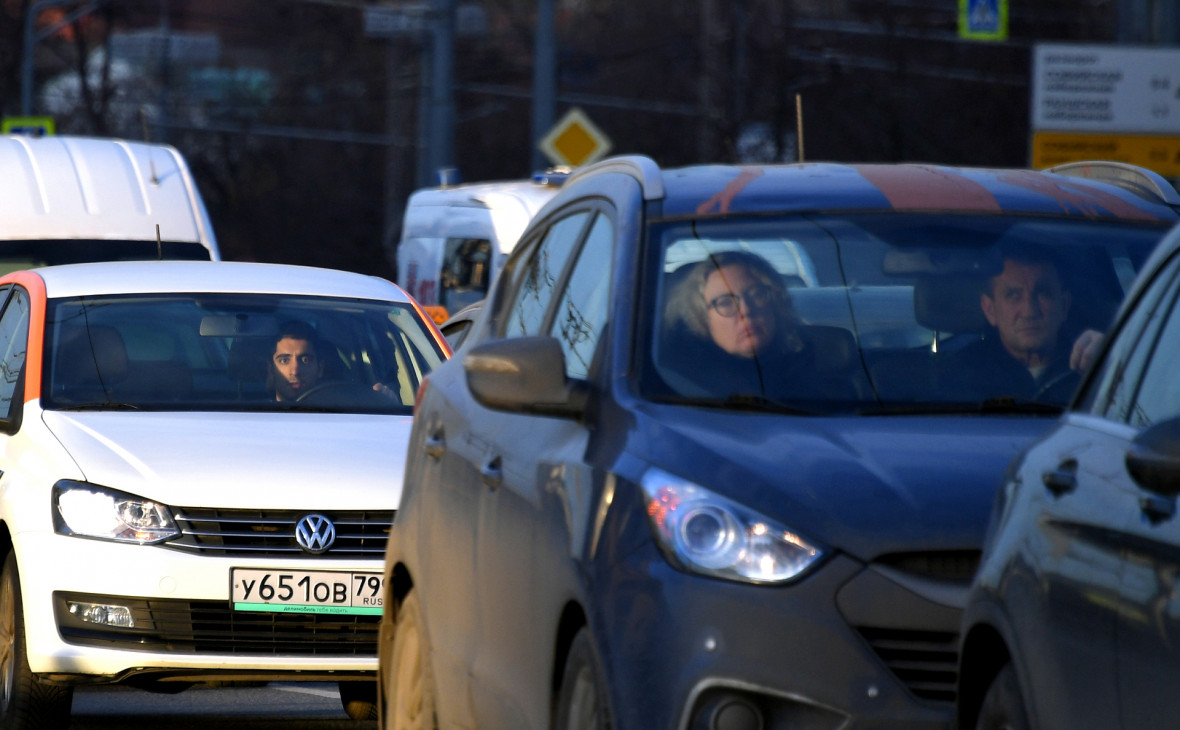 Медведев разрешил автодилерам выдавать водителям номера