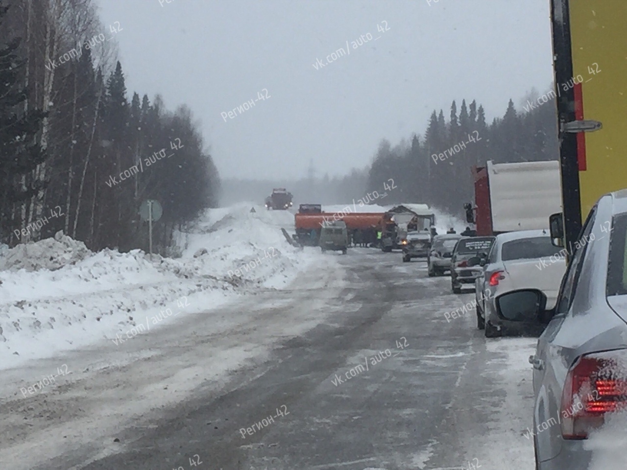Участок кузбасской трассы открыт для проезда после серьезного ДТП с бензовозом (фото)