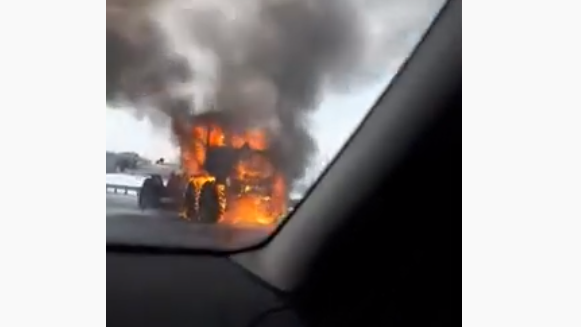 Посреди кузбасской трассы полыхал трактор