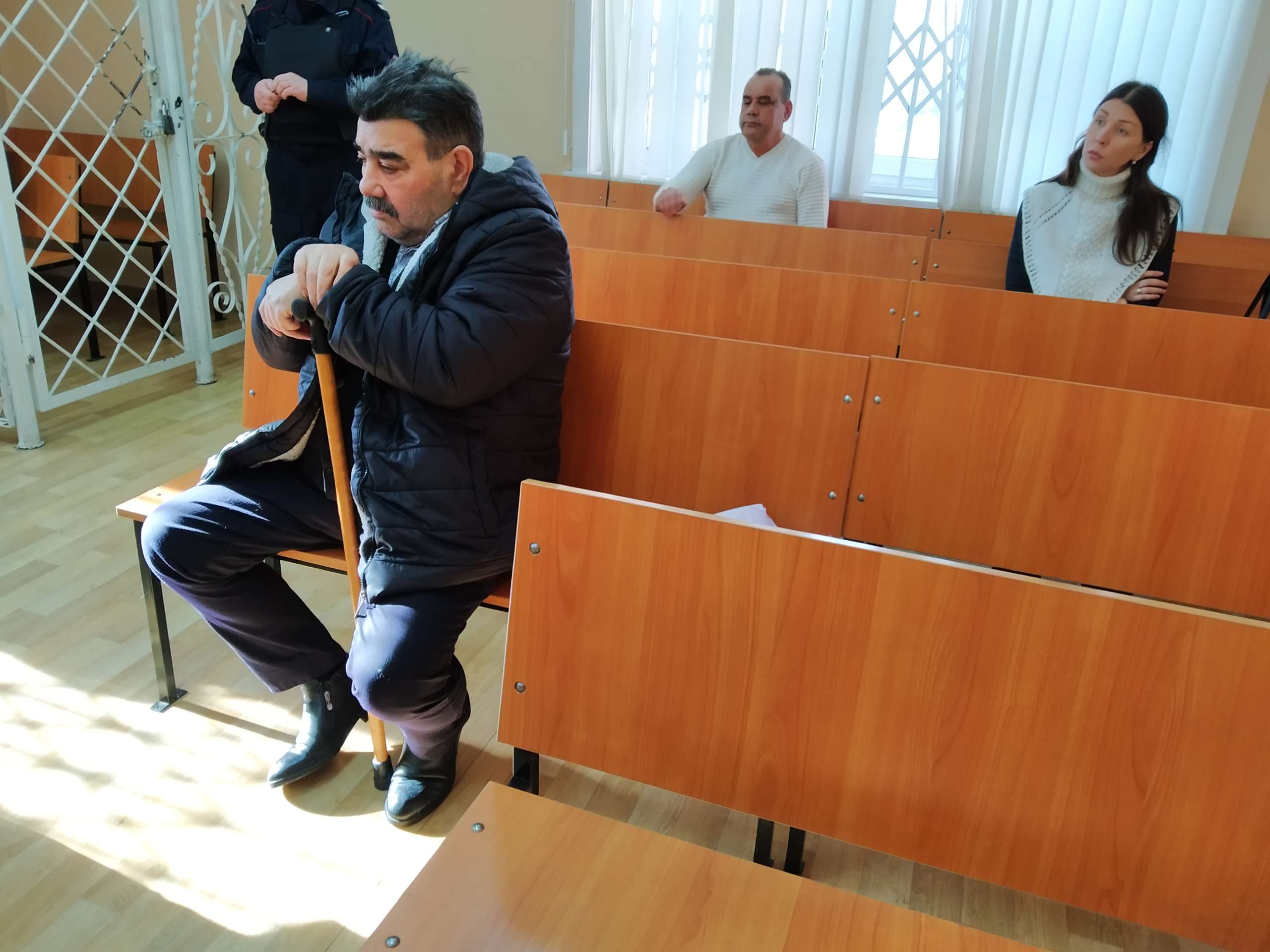 Отец, «спасая» дочь, дал взятку оперативному сотруднику