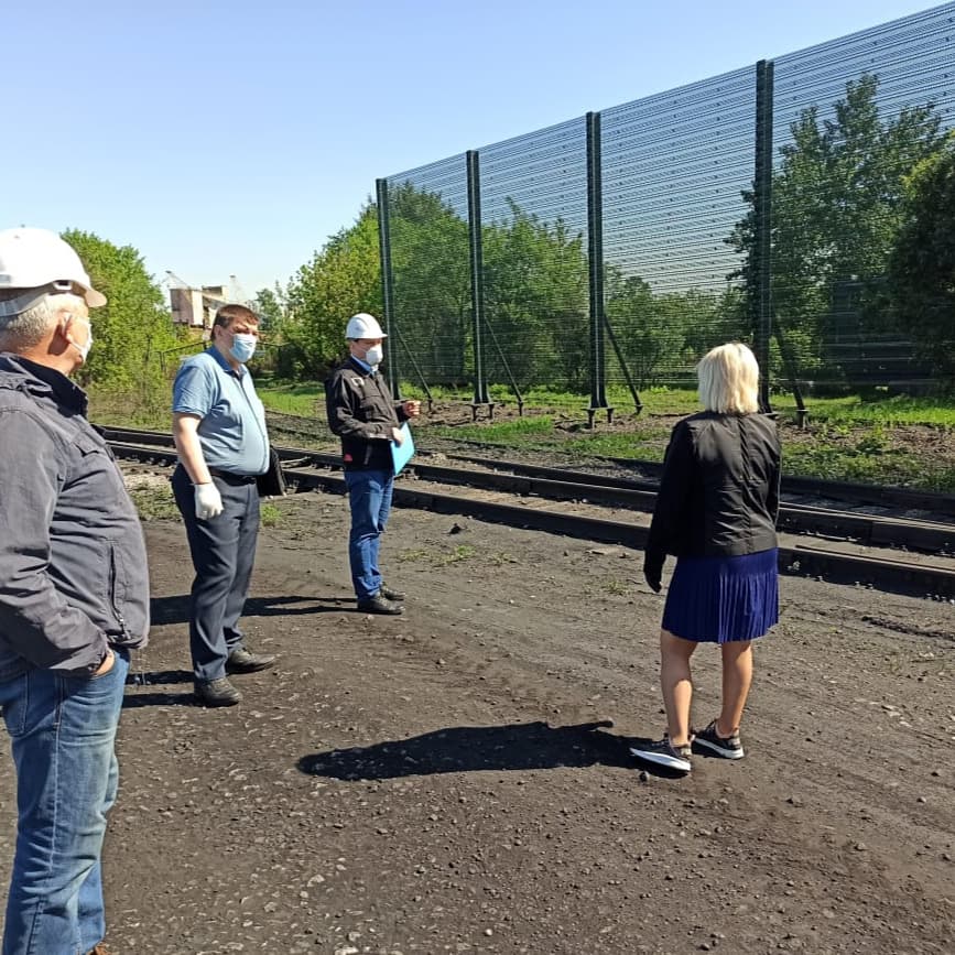 Пыль в глаза через забор