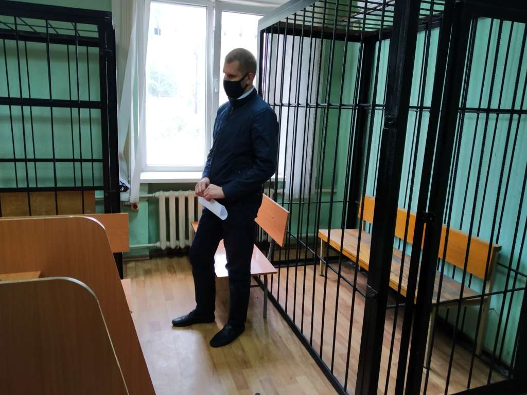 Бизнесмены новокузнецка. Лицо. Бизнесмен александр екатеринбург. Судимые бизнесмены. Человек в костюме за решеткой.