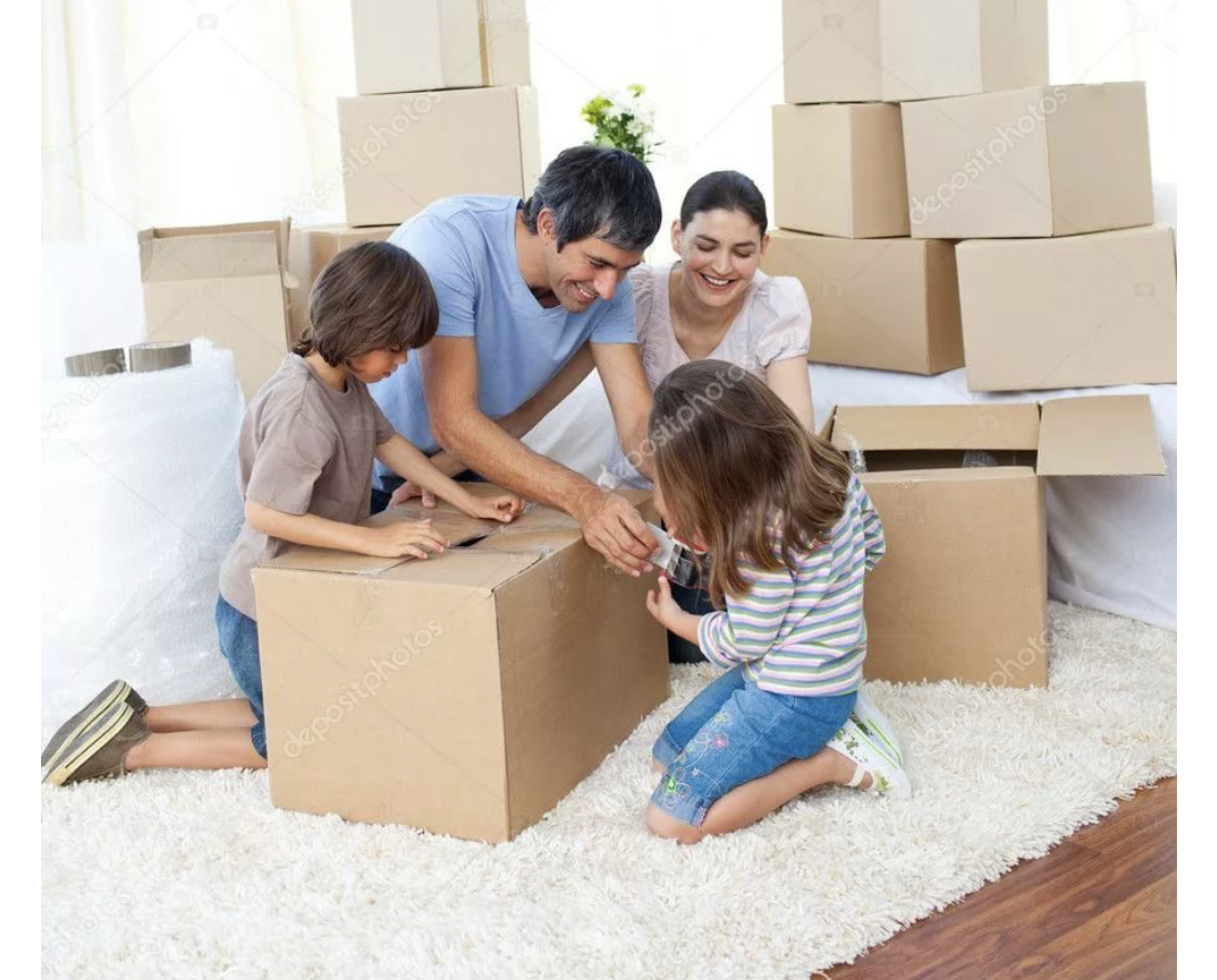 Семья в квартире с коробками. Movers and Packers. Переехали в большую квартиру. Best service Packers and Movers.