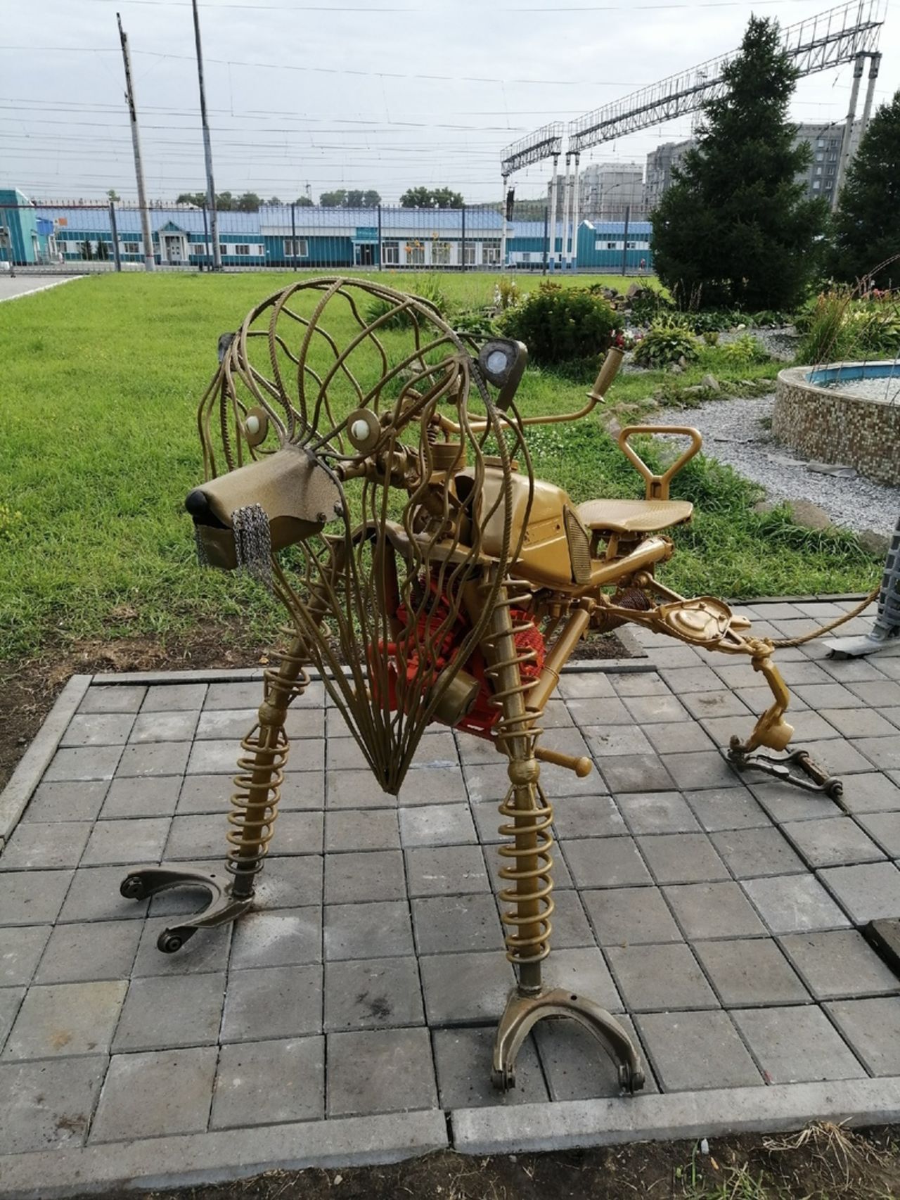 Необычный арт-объект со стальным львом появился в Новокузнецке