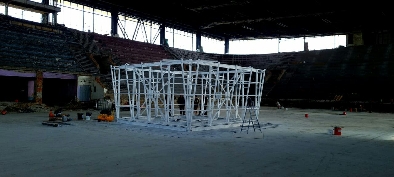 На Арене Кузнецких Металлургов началась установка видеокуба