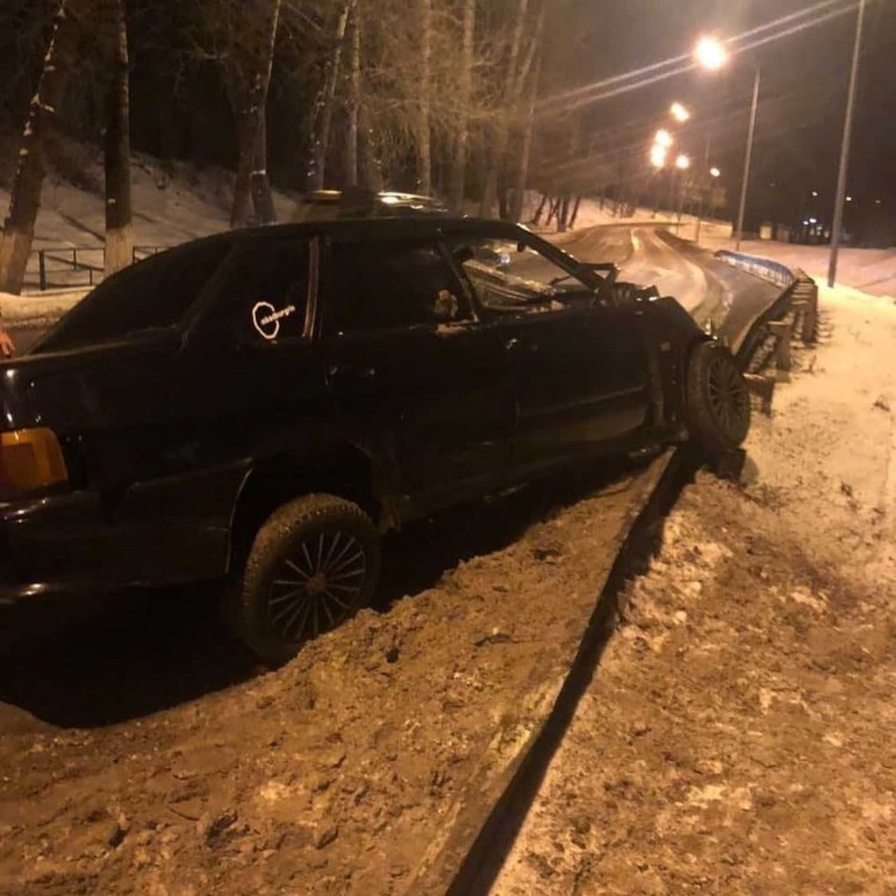 Легковушка превратилась в груду металла при наезде на тополь в Новокузнецке