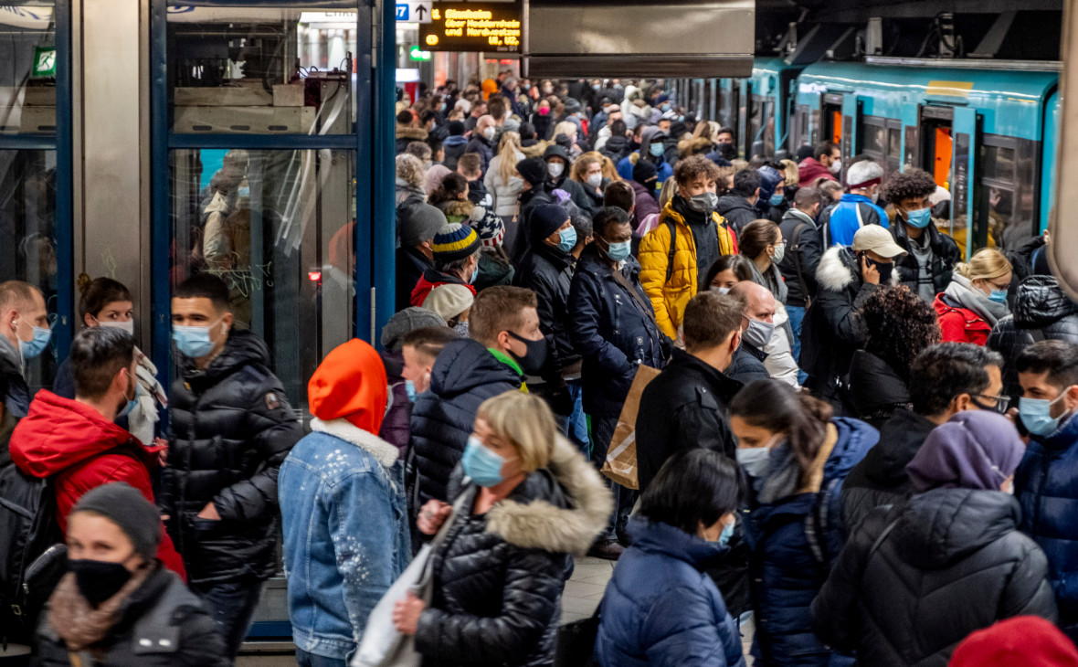 Ученые сравнили риски заразиться COVID-19 в семье и транспорте