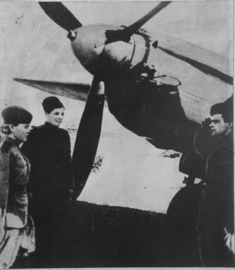 «Будем прикрывать командира звена, ведите огонь по истребителям врага…»