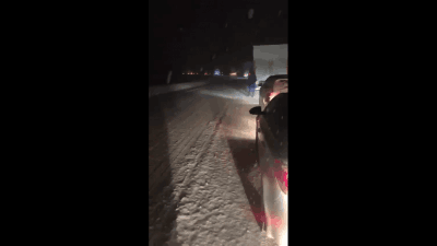 Видео: снегопад парализовал движение на трассе М-53