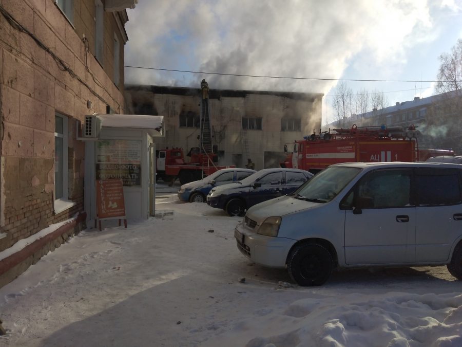 Сильный пожар в Юрге запечатлели очевидцы