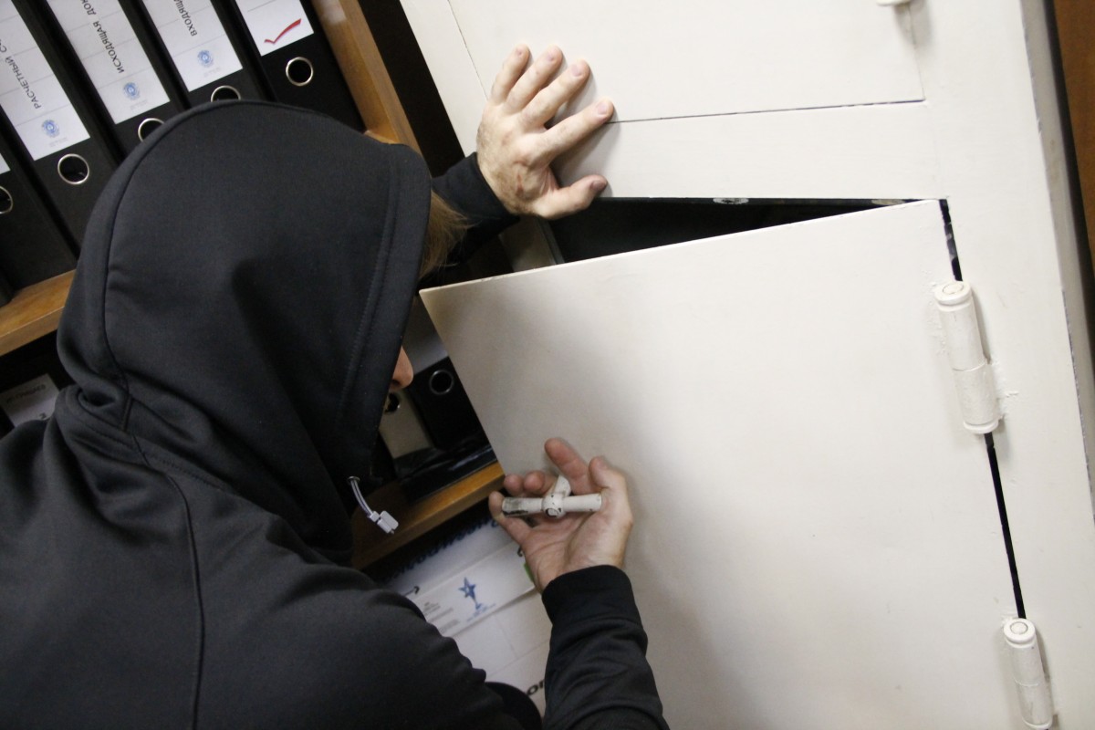 Десятиклассник с Кубани обчистил аптеку в Новокузнецке