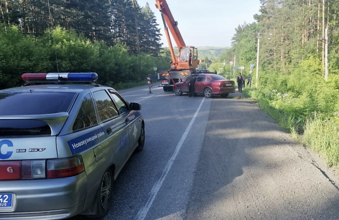 Полицейские помогли многодетной семье, чей автомобиль оказался в кювете