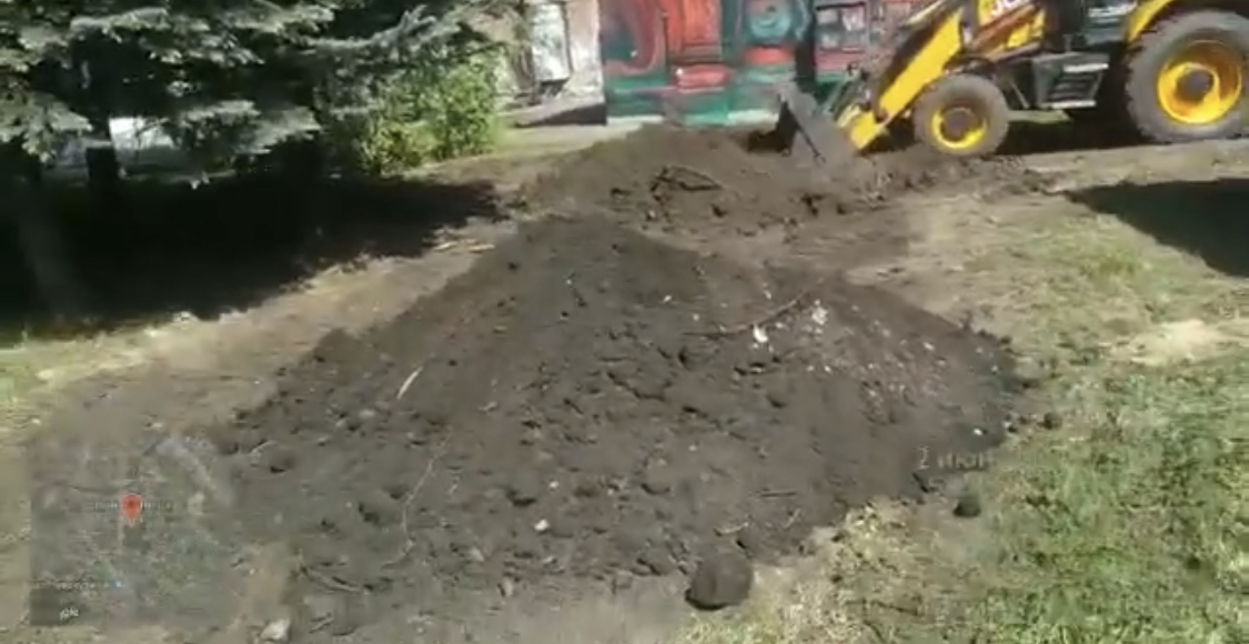 Кто-то вывозит почву с места отдыха новокузнечан