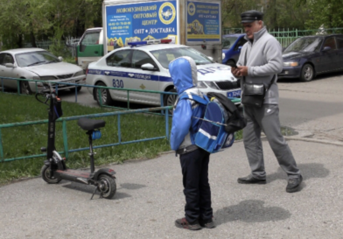 После стопки водки на самокате за ребёнком (ВИДЕО)