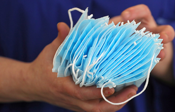 Праздник с маской на лице