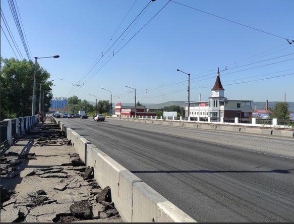 На мосту меняют асфальтобетон