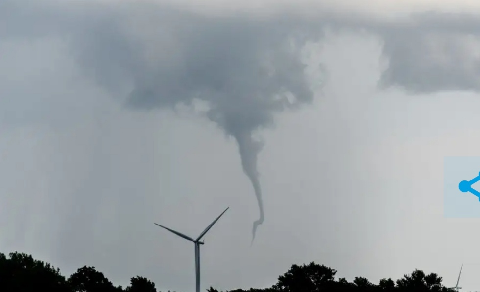 Три огромные воронки образовались в небе над Новокузнецком