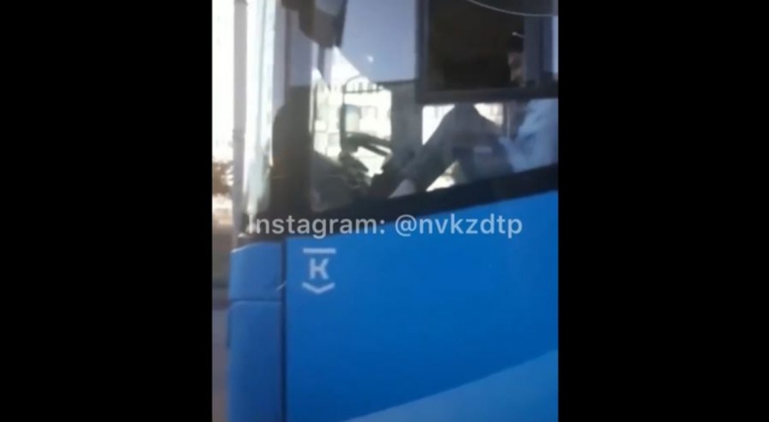 Новокузнецкий водитель автобуса расслабился за рулем