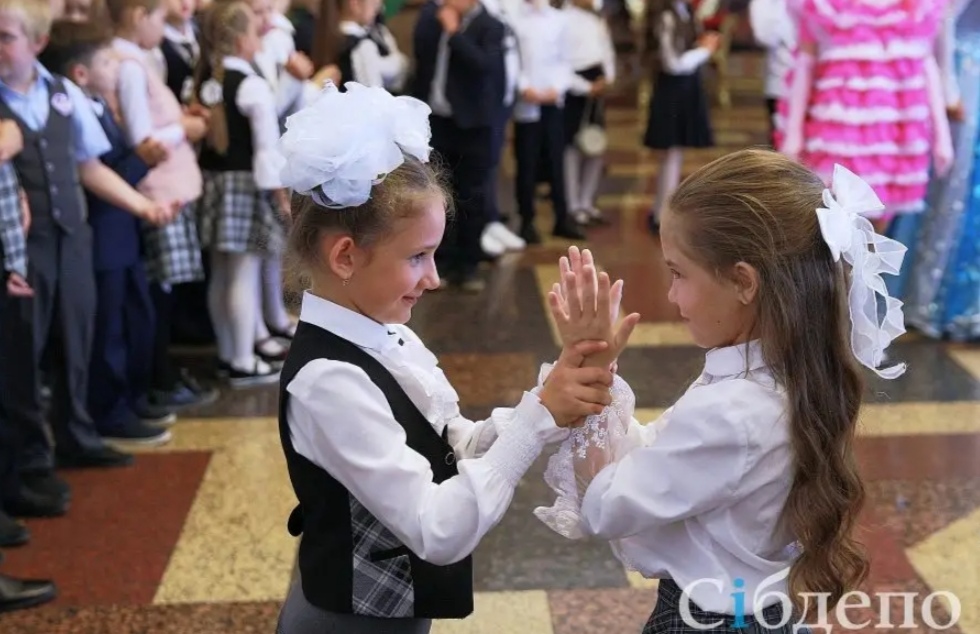 Школьники из Кузбасса сэкономили 30 тыс на букетах учителям, чтобы спасти тяжелобольных детей