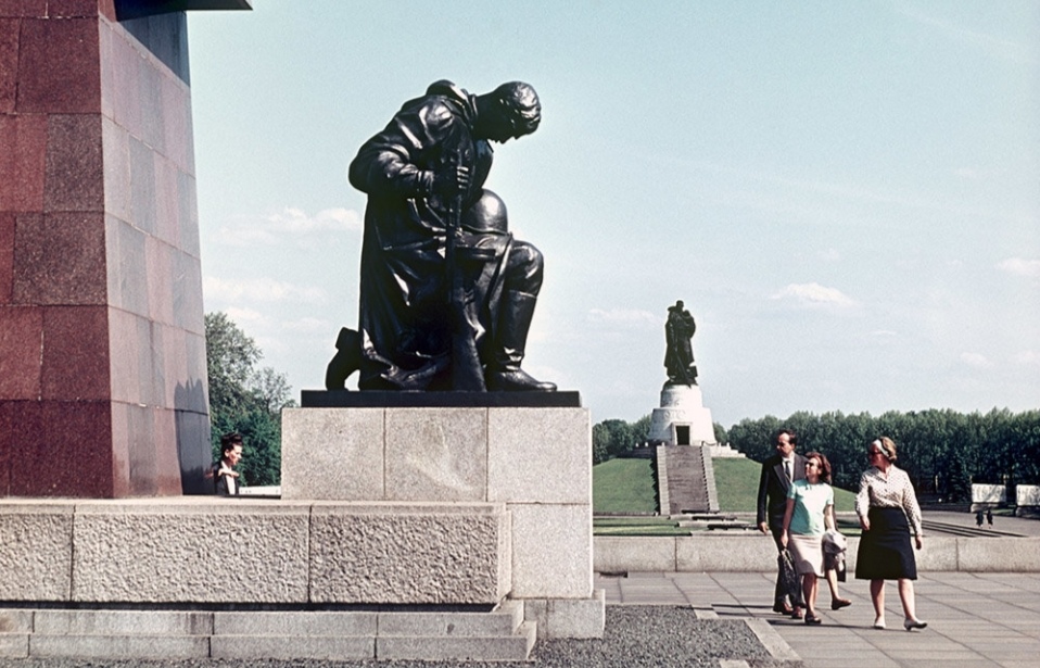 В Госдуму внесли проект о штрафах за отождествление СССР с нацистской Германией