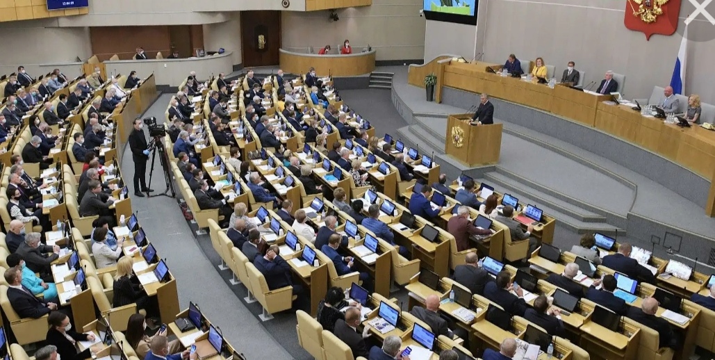 Госдума поддержала поправки Путина об увеличении МРОТ