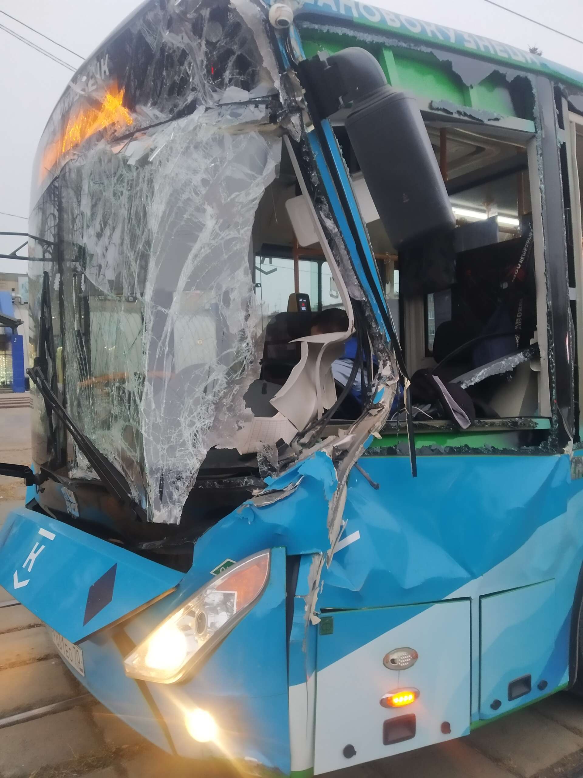 Автобус столкнулся с КамАЗом в Новокузнецке. Есть пострадавшие