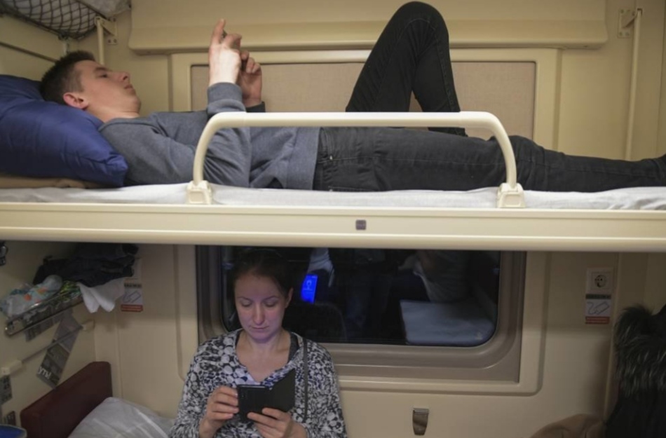 Пользоваться столиком в купе пассажиры будут по графику