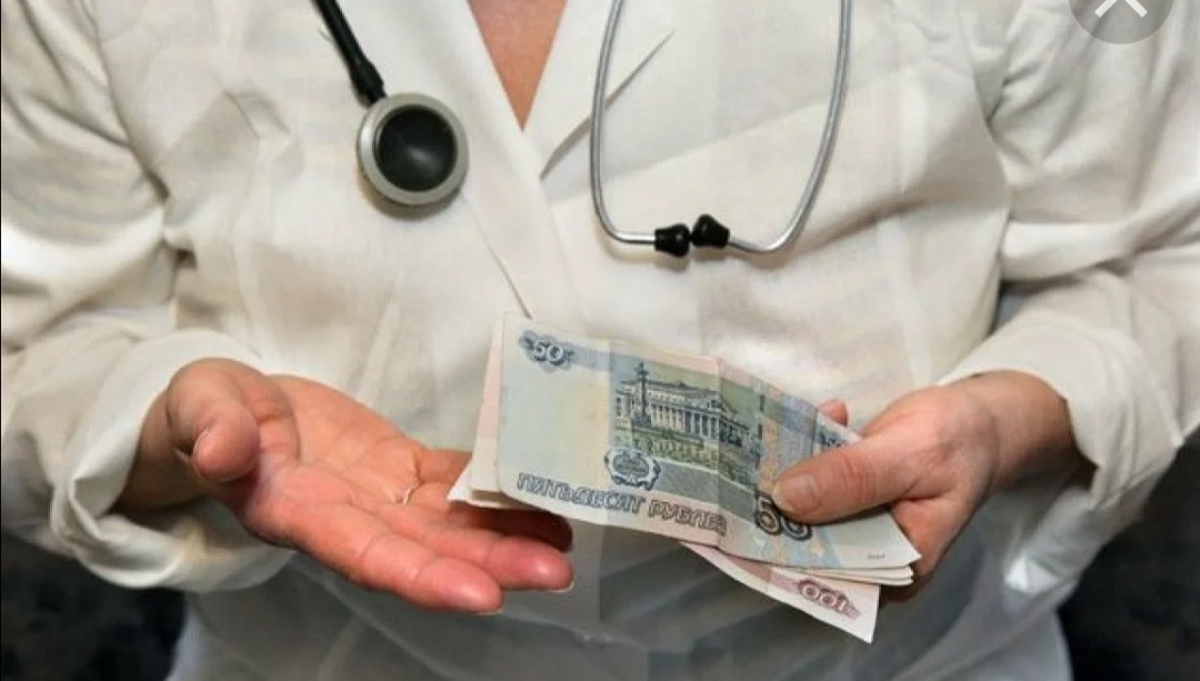 Минтруд подтвердил удвоение выплат медикам за работу в новогодние каникулы