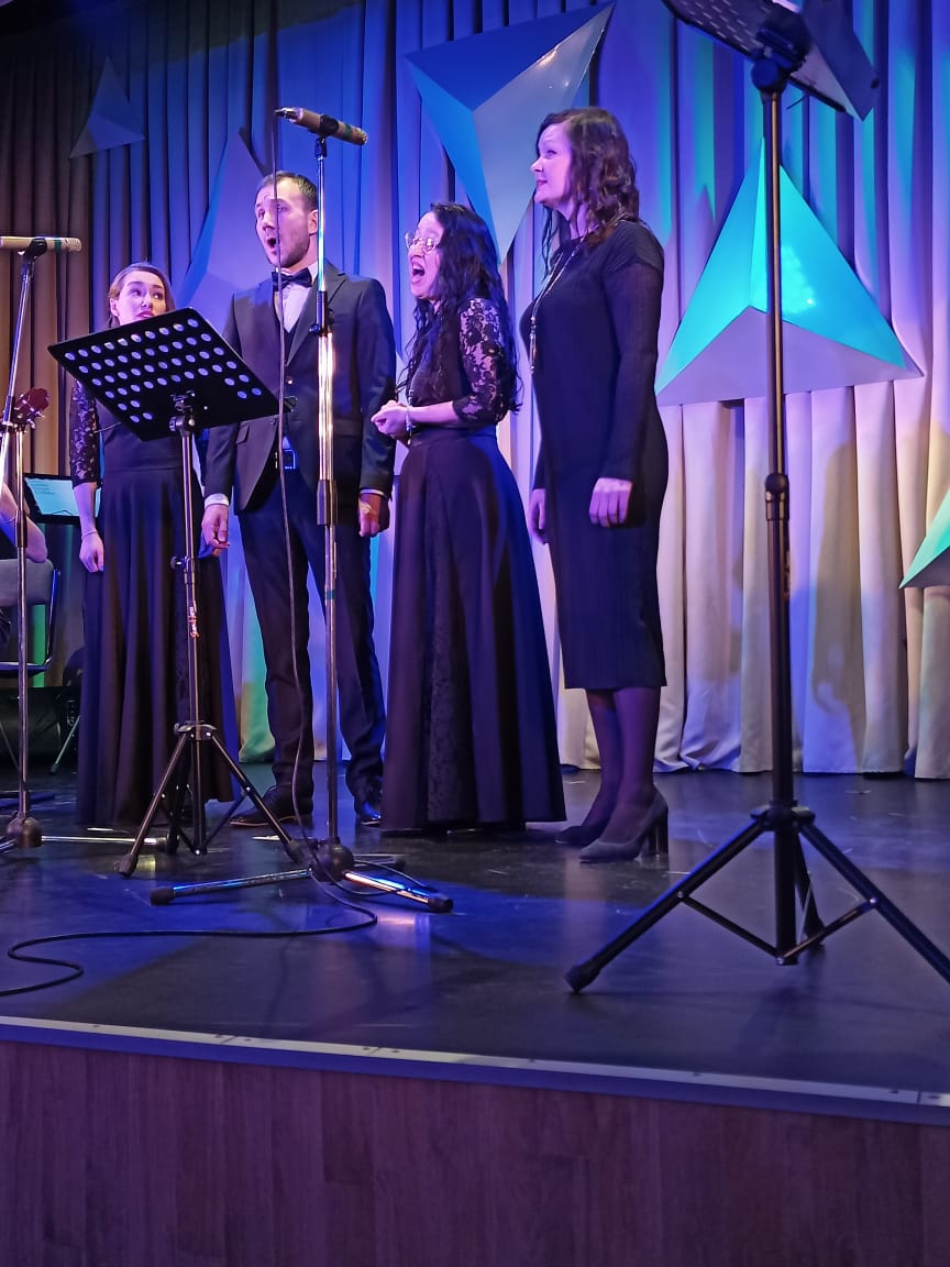 «Звучит из каждого окна»… И как звучит! Новый концерт вокального ансамбля «ALTO» восхитил новокузнечан