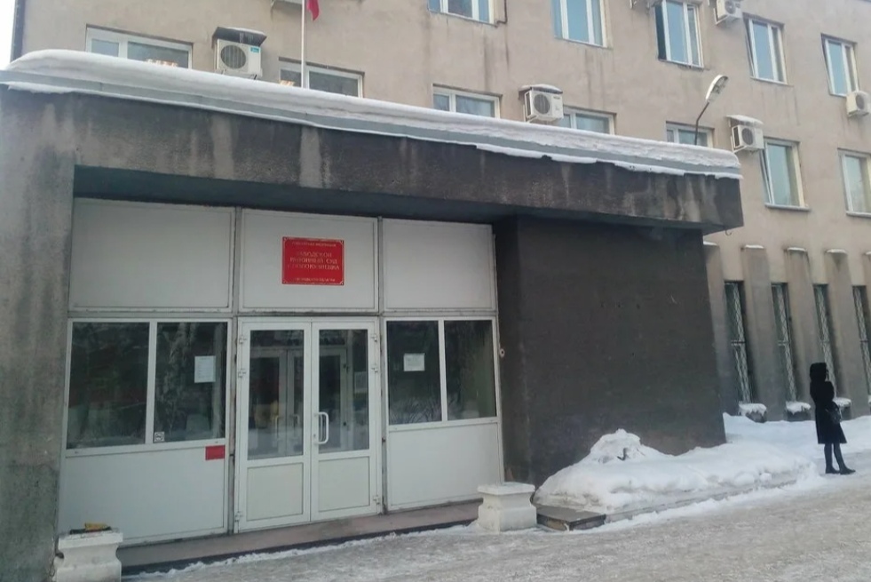 С игрушкой в руках