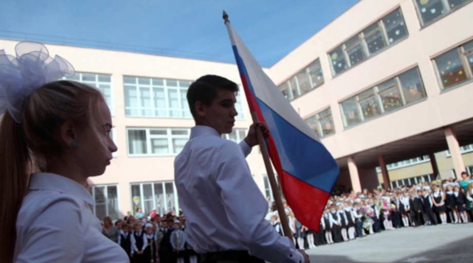 С 1 сентября неделю в школах будут начинать с гимна и поднятия флага