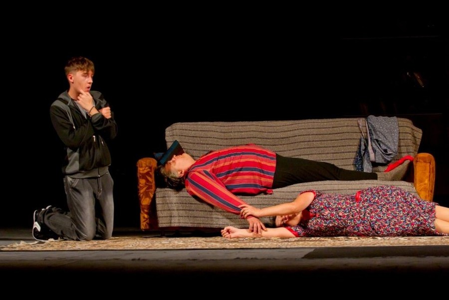 Невыносимая лёгкость бытия: «Семья вурдалака» в Новокузнецком драматическом театре