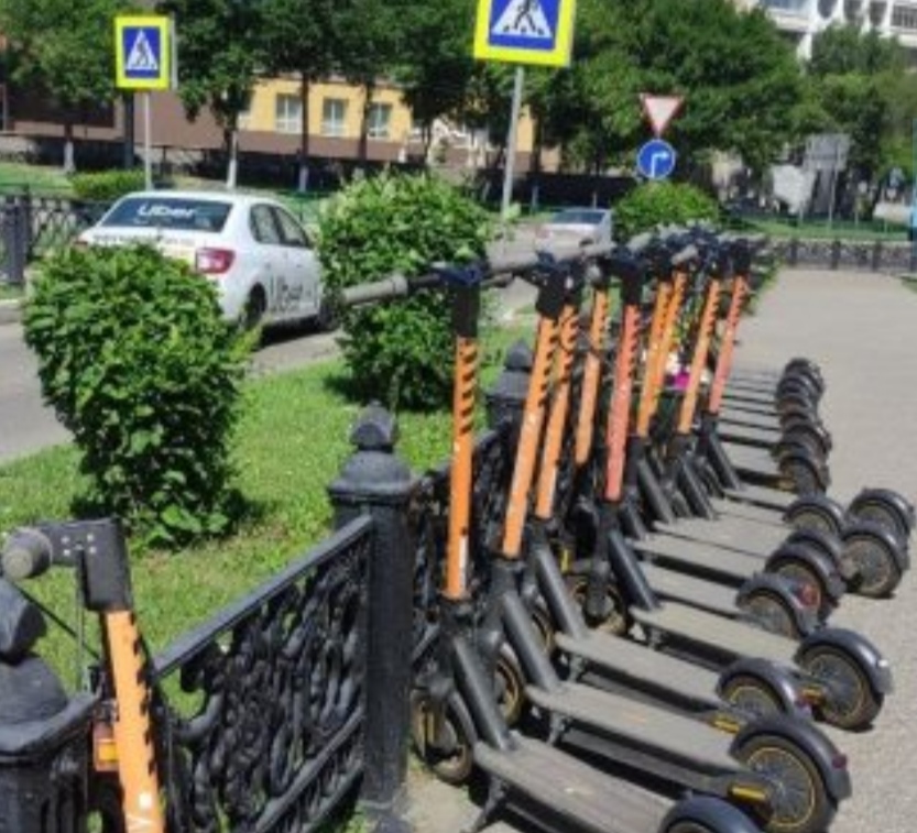 В Кузбассе неизвестные напополам сломали электросамокат