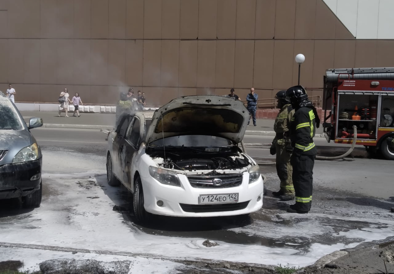Глобус происшествия. Сгоревший автомобиль Глобус Митино. Сгорела машина в Тольятти. ТЦ Глобус сгорел автомобиль.