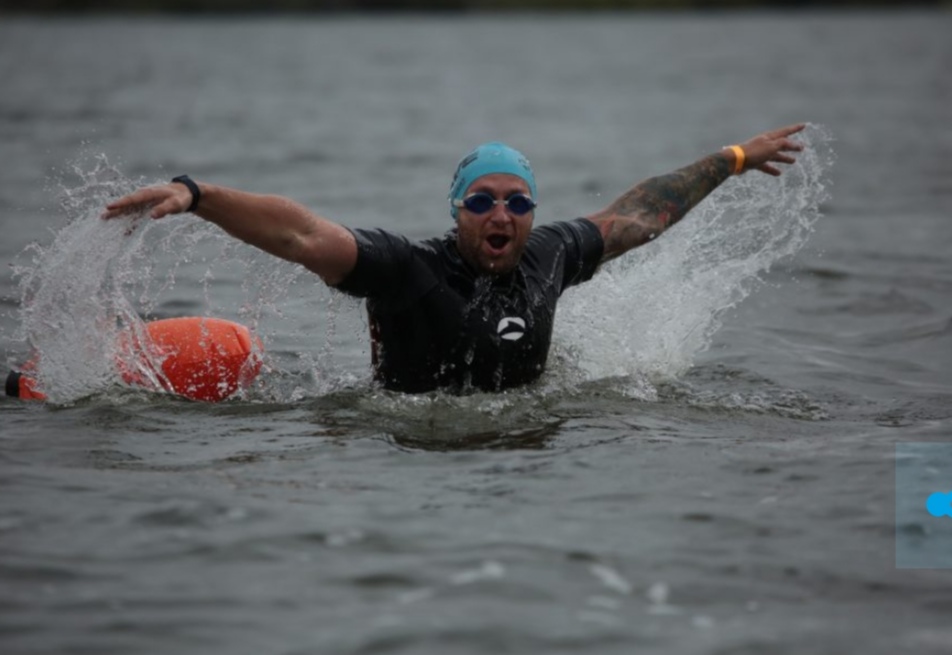 Сквозь волны и холод: экстремалы из Беларуси и России переплыли популярное море Кузбасса