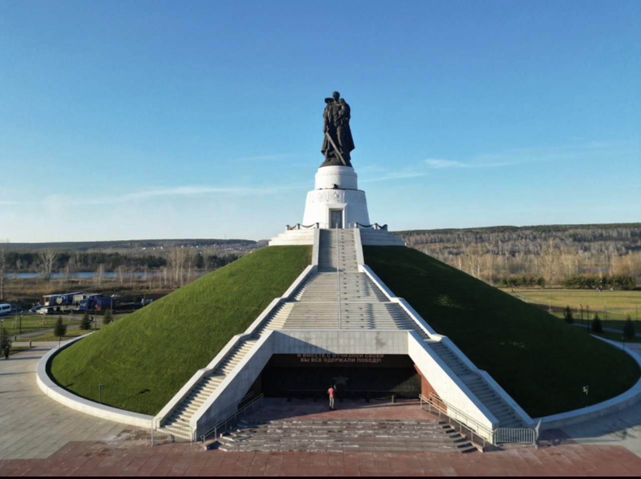 Фото покажи памятника. Мемориал воину-освободителю в Кузбассе. Монумент воину освободителю в Кемерово. Трептов-парк мемориал. Памятник воину освободителю в Кемерово.