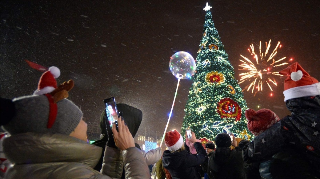 Салют под шубой: регионы пересмотрели планы на празднование Нового года