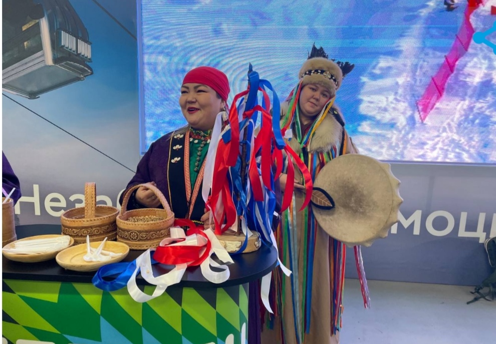 Туристов из Москвы в Новокузнецке встретили шорские шаманы и шерегешский Йети