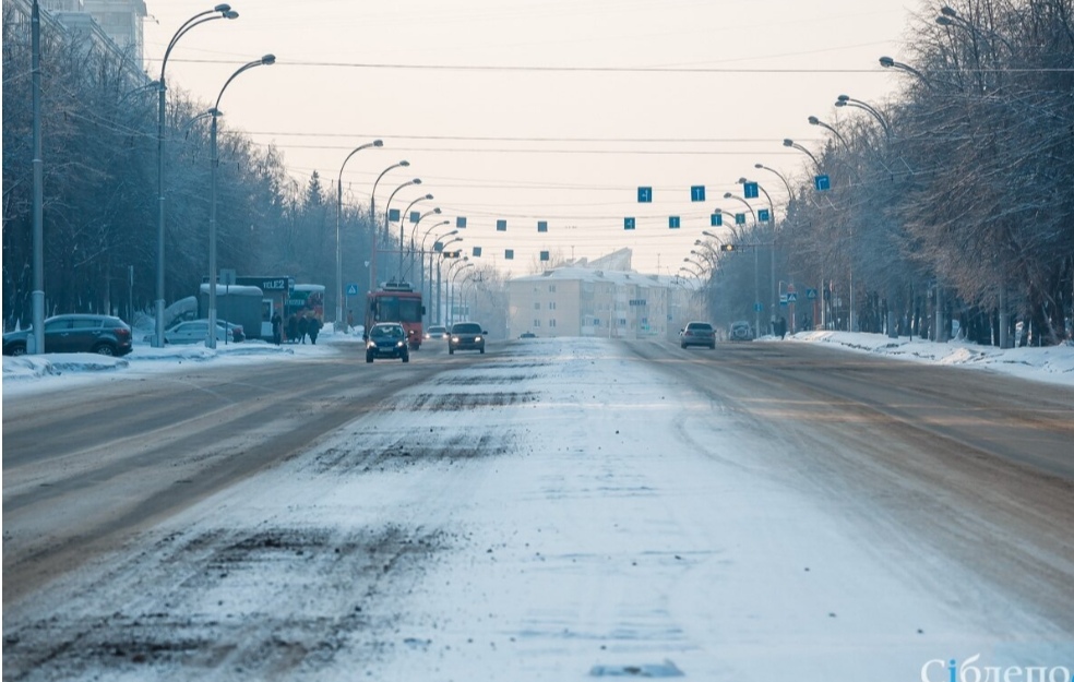 Никто не остановился: в Кузбассе женщина застряла на дороге в 32-градусный мороз