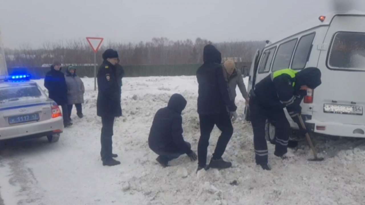 Полицейские и туристы выталкивали машину из сугроба (ВИДЕО) — Новости  Новокузнецка сегодня, новости дня, последние новости